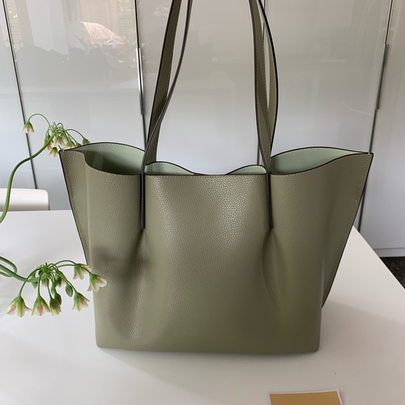 Michael Kors Emilia LARGE PEBBLED TOTE
• Fits 13” laptop - Picture 3 of 7